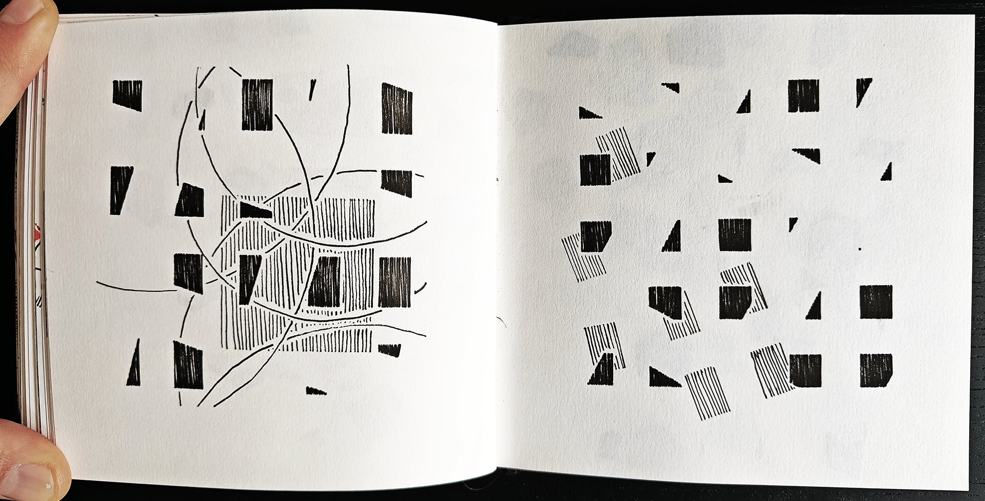 Deze 2 pagina's tonen experimenten met patronen in patronen. De composities kregen vorm door verschillende patronen over elkaar te plaatsen tot nieuwe patronen.